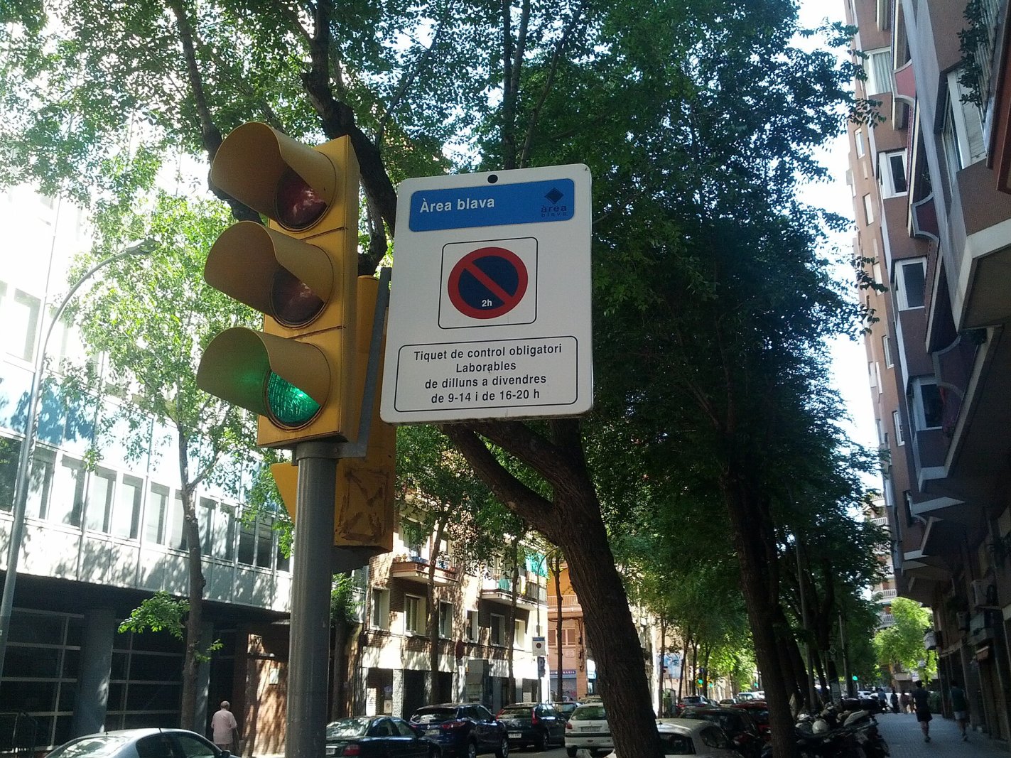 Zona azul de aparcamiento de pago en Barcelona en 2015.