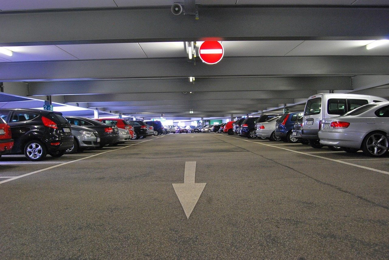 Estacionamiento de autos en garaje, se&ntilde;alizaci&oacute;n de sentido &uacute;nico y tr&aacute;fico vehicular en carretera.