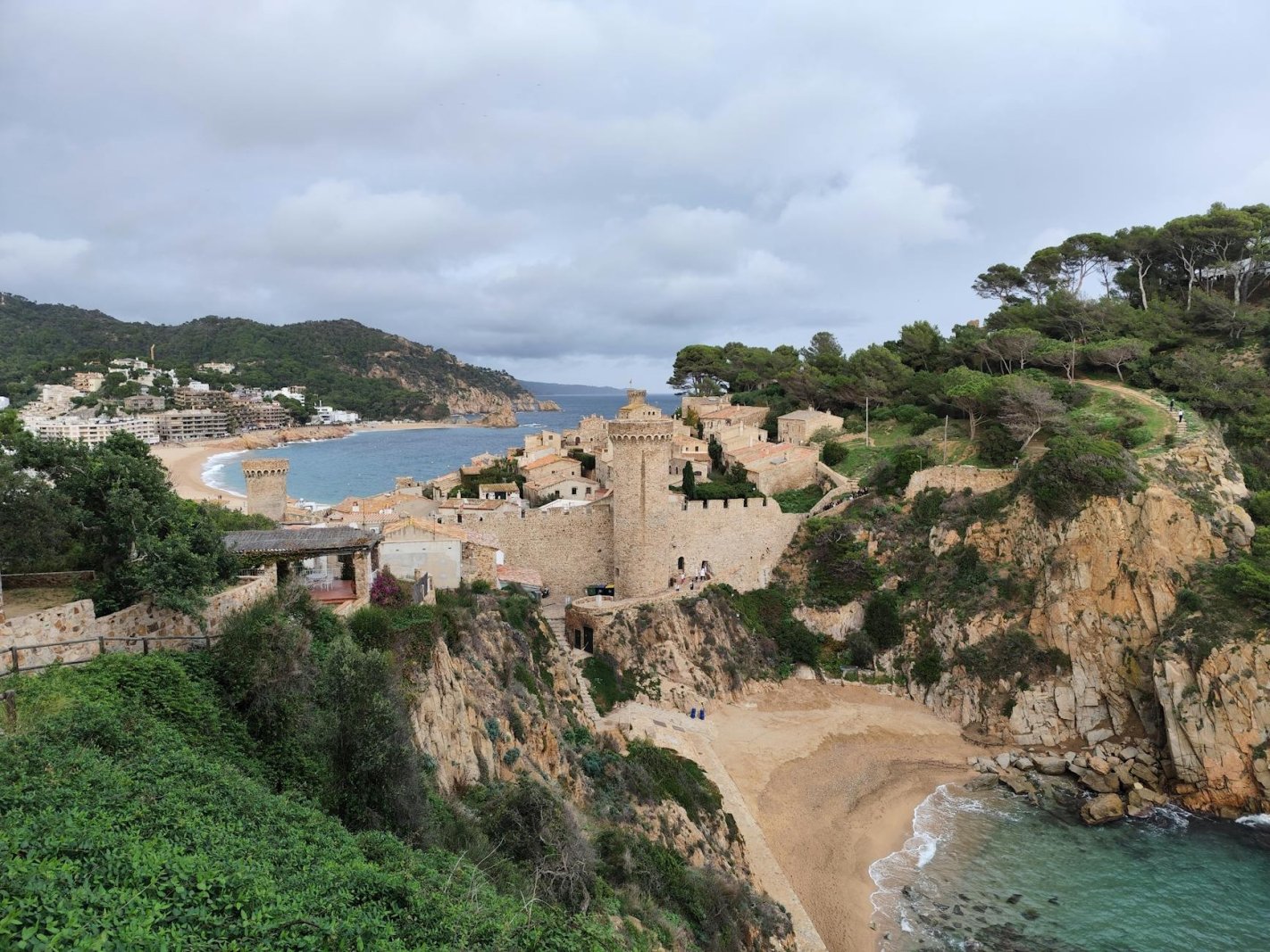 Castillo de Tossa de Mar, fortaleza amurallada junto al mar Mediterráneo en Cataluña, España.