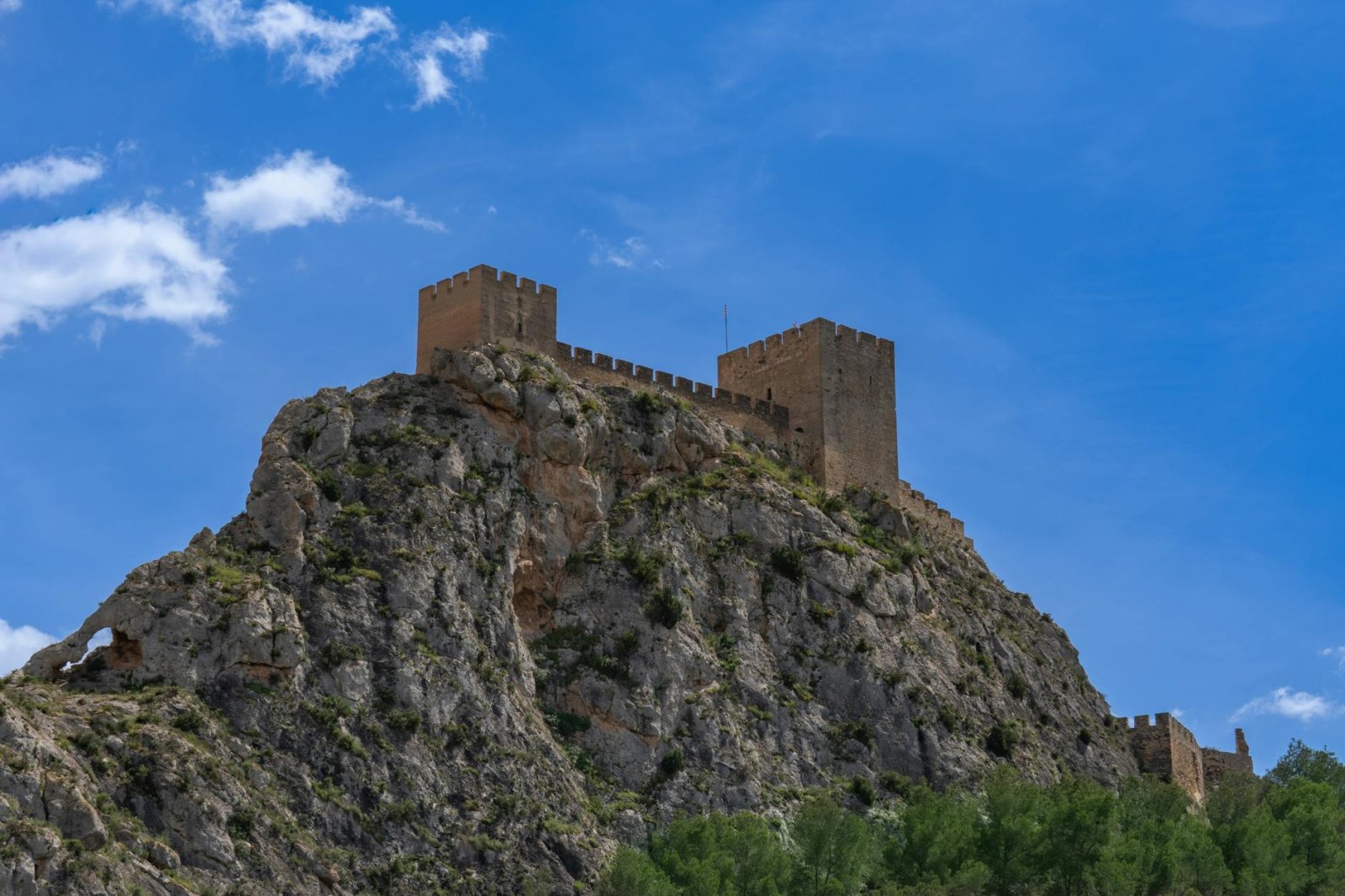 Castillo de Montsoriu: majestuosa vista gótica mejor conservada de Cataluña bajo un cielo azul claro.