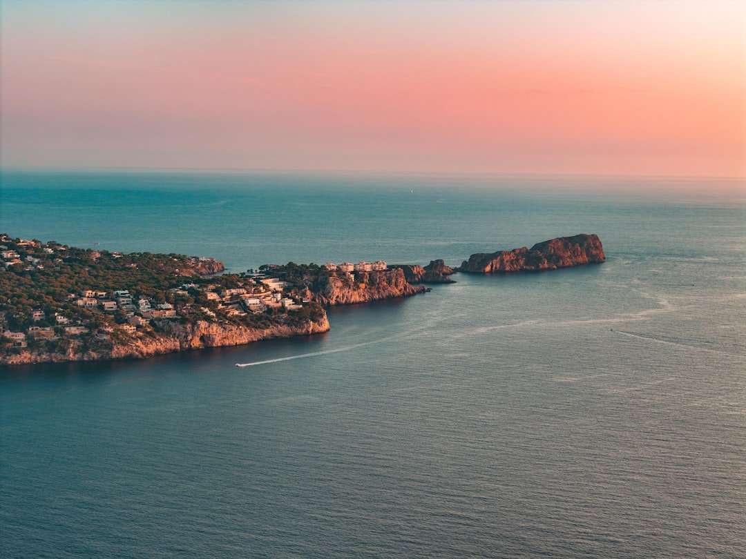 Vista a&eacute;rea de Lloret de Mar, destacando su ubicaci&oacute;n costera y accesibilidad desde Barcelona.