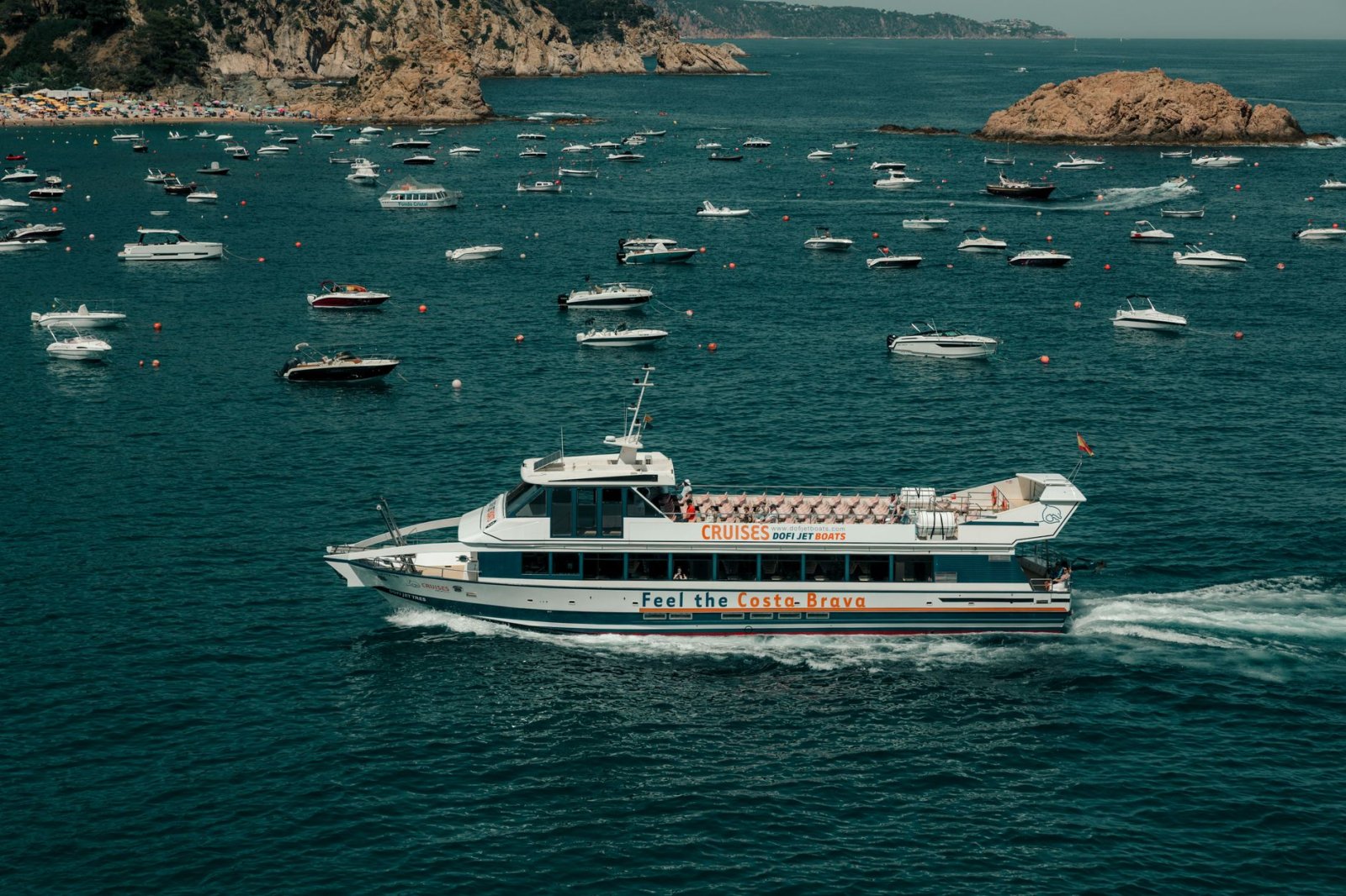 Barcos de crucero en aguas azules de la Costa Brava.