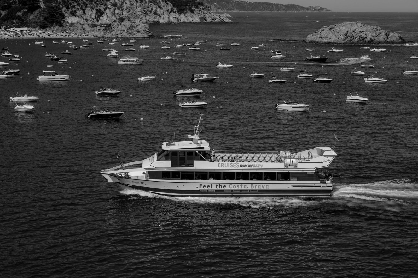 Ferry entre barcos en Tossa de Mar, Costa Brava