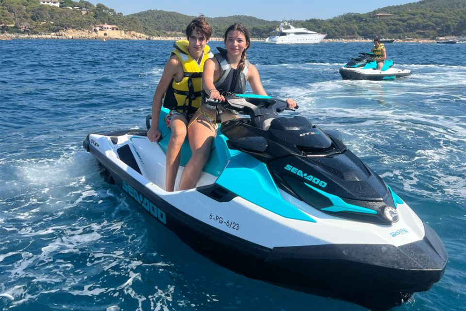 Moto de agua surcando el Mediterráneo frente a la costa rocosa