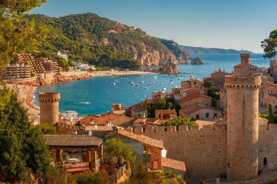 Vila Vella de Tossa de Mar con su castillo medieval vista desde el mar