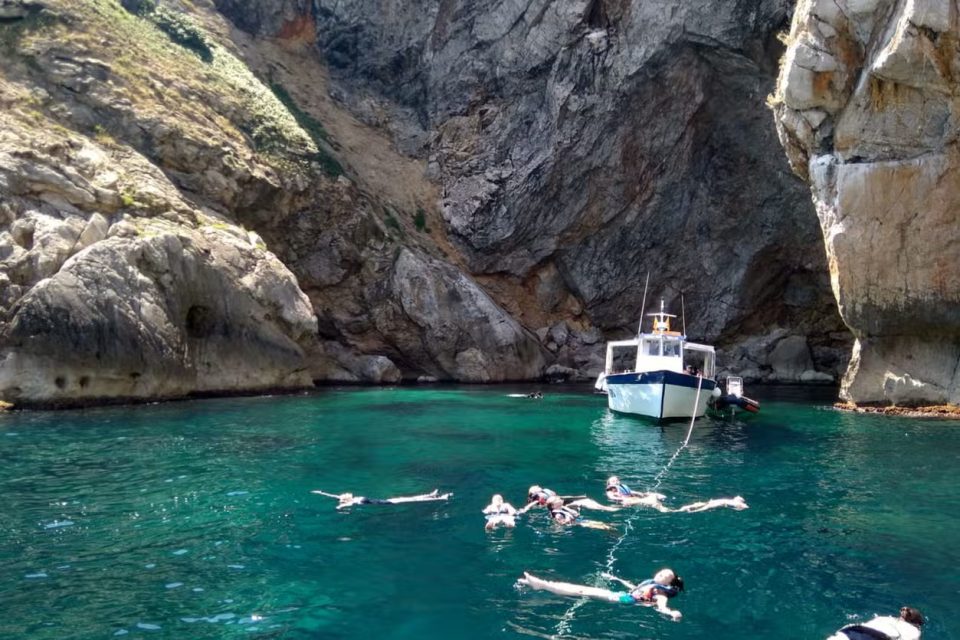 Vista aérea de las islas Medas con aguas turquesas frente a la costa del Montgrí