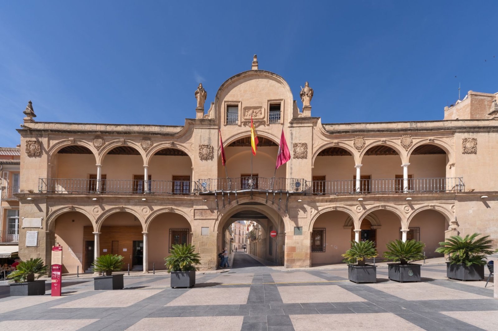 Plaza hist&oacute;rica de Lorca, Espa&ntilde;a, con arquitectura espa&ntilde;ola y el Castillo al sol.