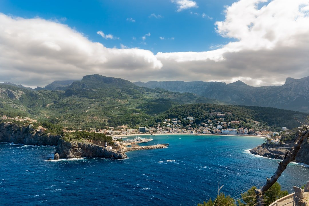 Monta&ntilde;a verde junto al mar en Tossa de Mar, ideal para excursiones.