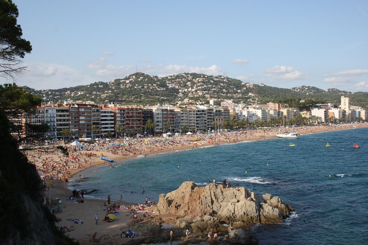 Costa mediterr&aacute;nea en Espa&ntilde;a, playa y costa rocosa