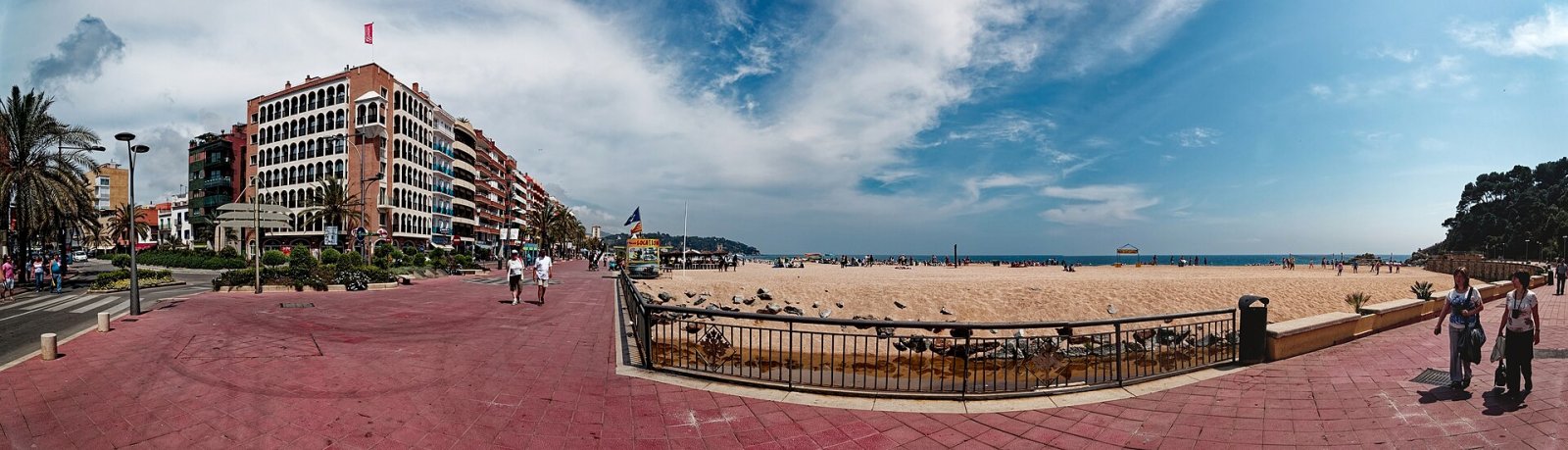 Vista panor&aacute;mica de la playa de Lloret de Mar desde el Passeig de Manel Bernat.