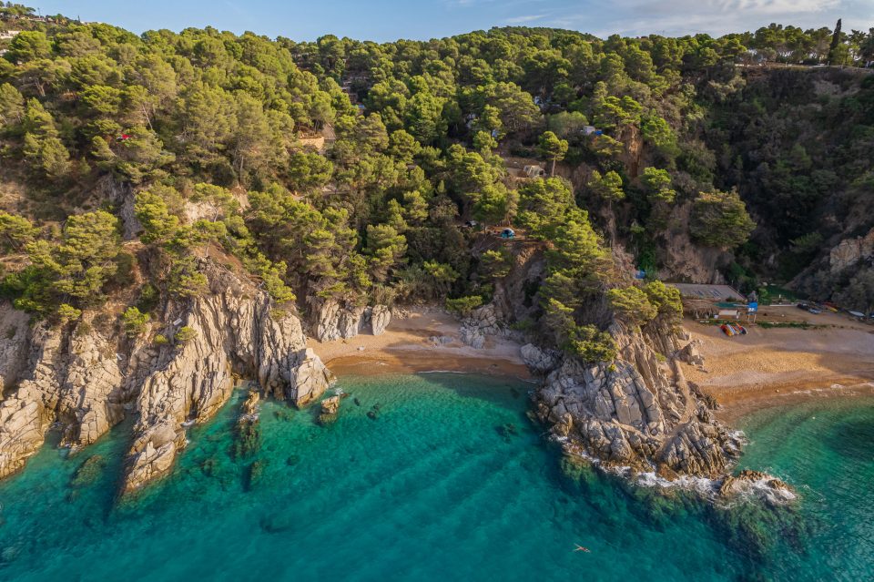 Cala Morisca, a wild small cove on the Camí de Ronda between Lloret and Tossa