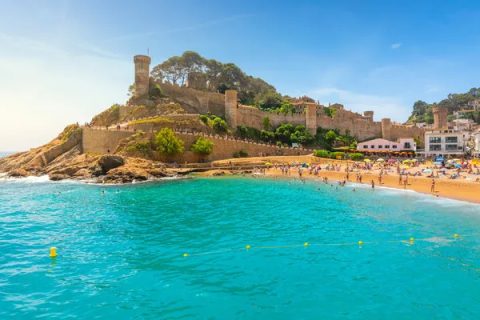 Platja Gran de Tossa de Mar with the medieval Vila Vella in the background