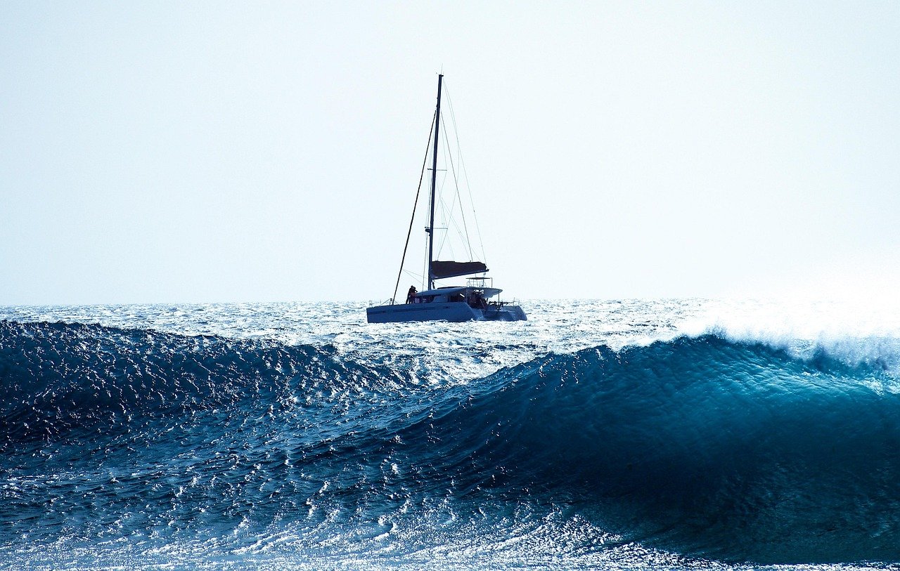 Velero catamarán en el mar, olas, naturaleza, océano Atlántico