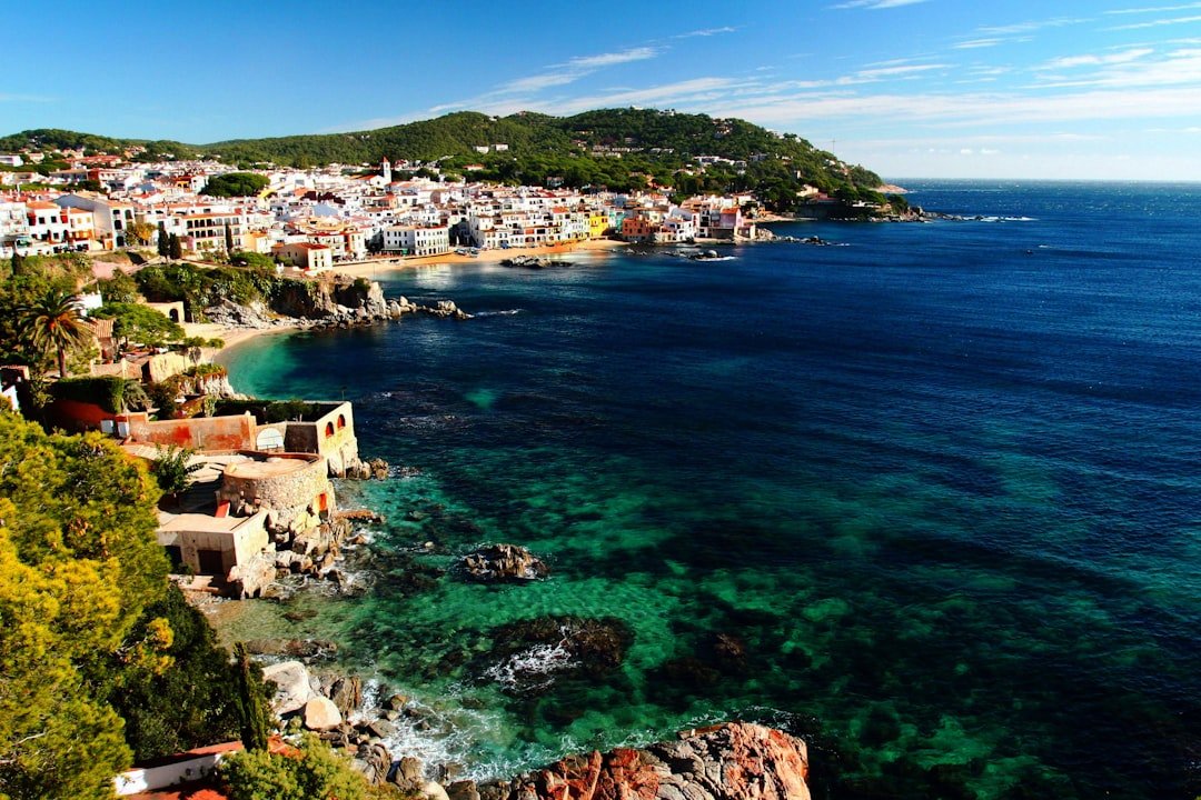 Vista de edificios medievales en la costa de Vila Vella, Tossa de Mar, durante el d&iacute;a.