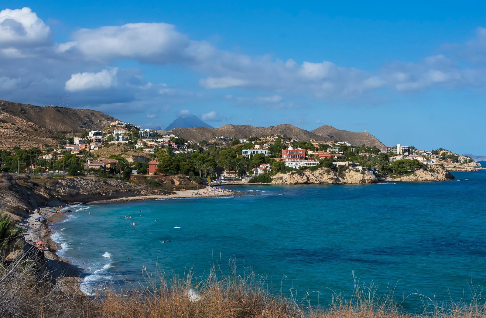 Cala escondida de aguas turquesas en El Campello, Valencia, Espa&ntilde;a.