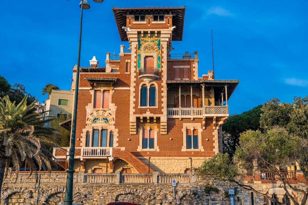Edificio alto con reloj en la cima, Museo Municipal y Torre de los Moros