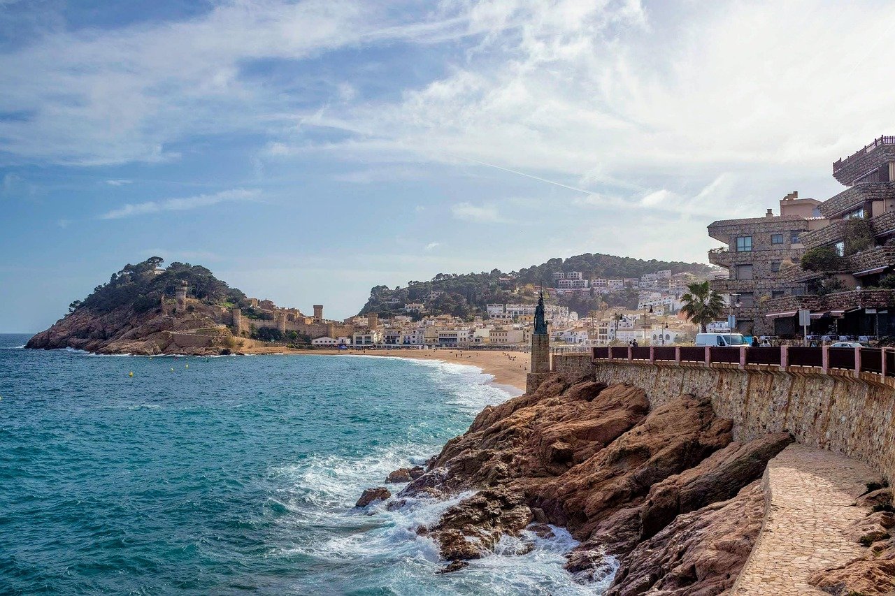 Tossa de Mar, Costa Brava: isla, mar y ciudad en paisaje catal&aacute;n.