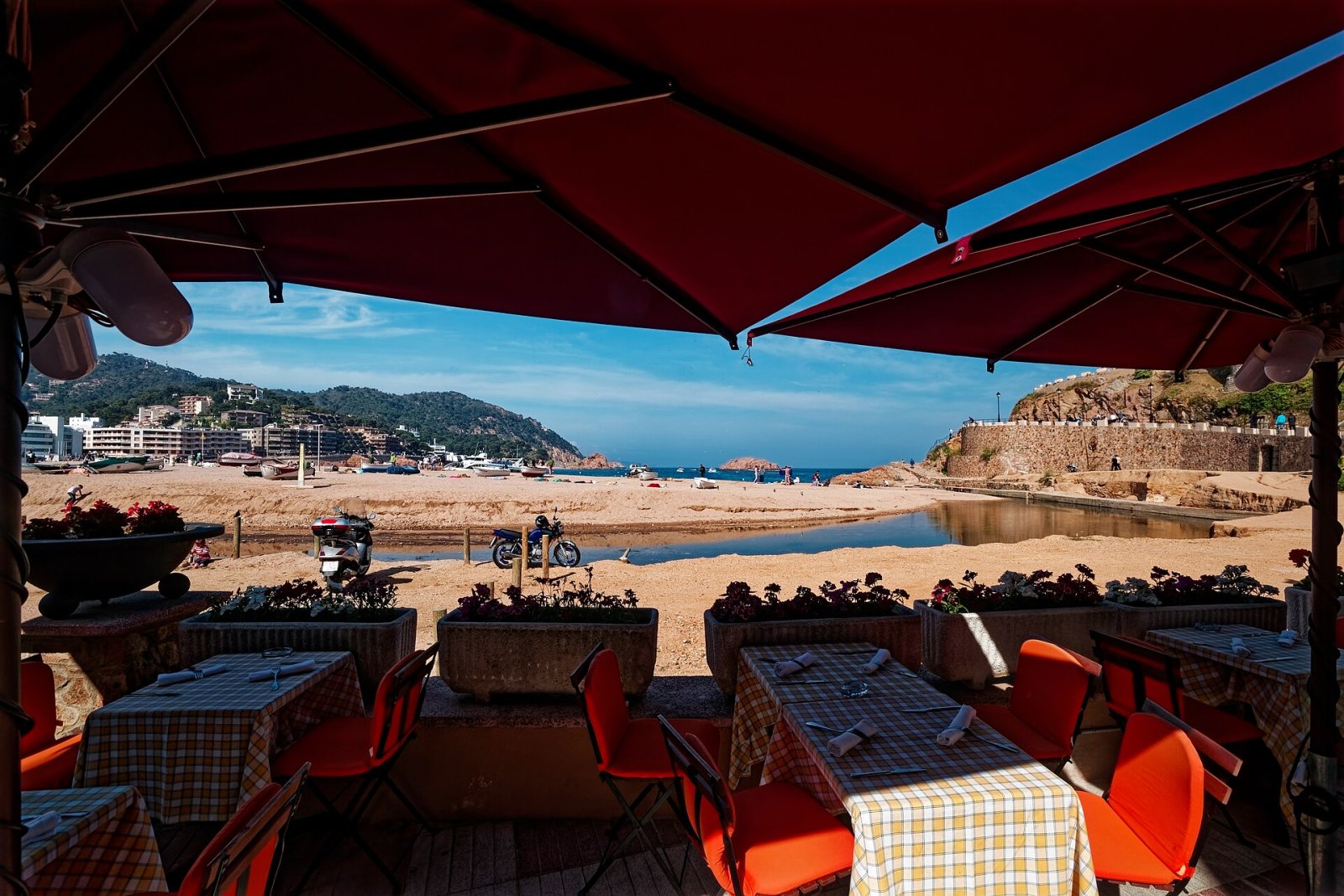 Vista ENE desde Passeig Vila Vella, Tossa de Mar: Riera, Platja Gran y mar Mediterr&aacute;neo.