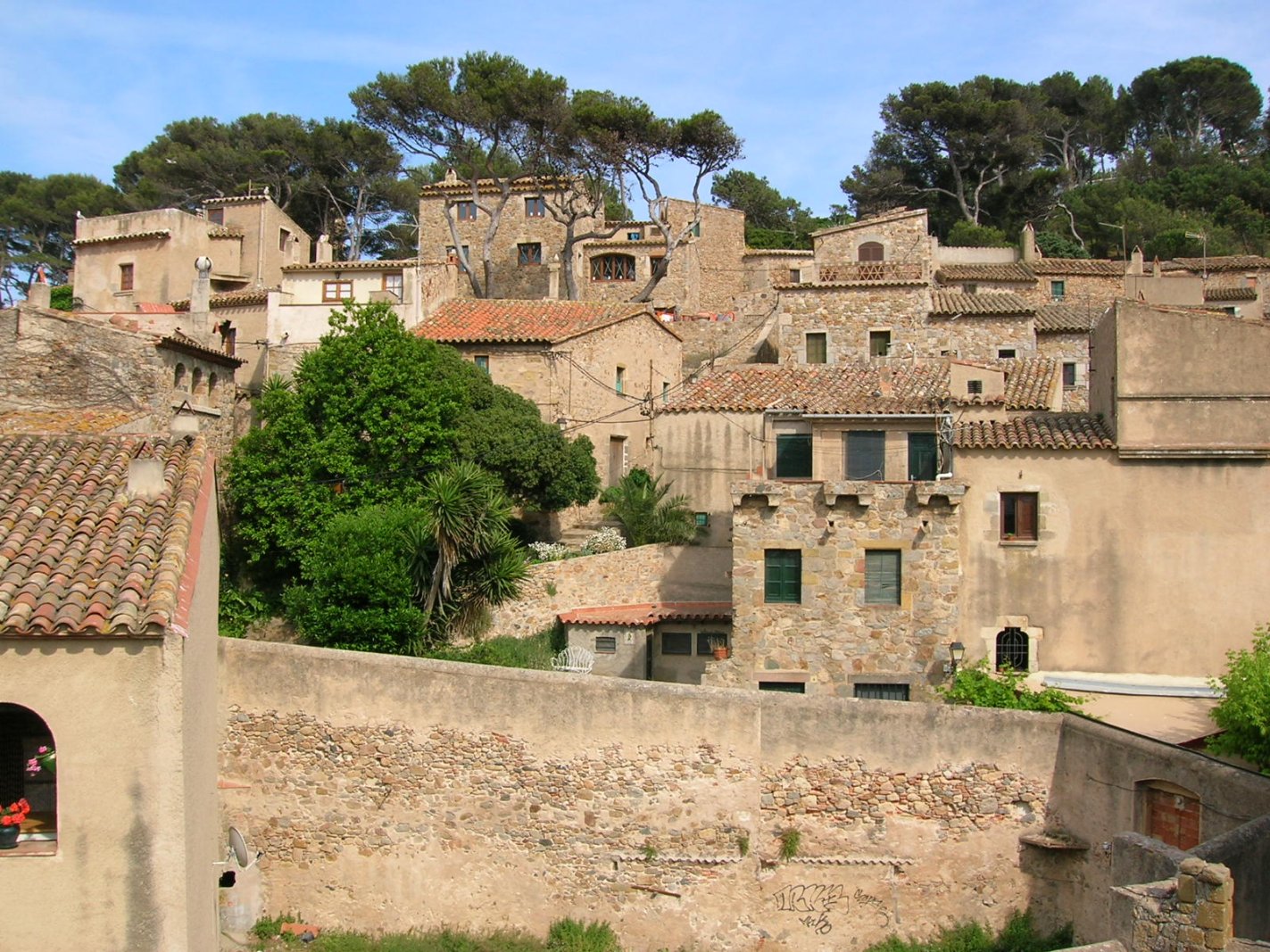 Casco antiguo de Tossa de Mar, calles empedradas y casas blancas con encanto.