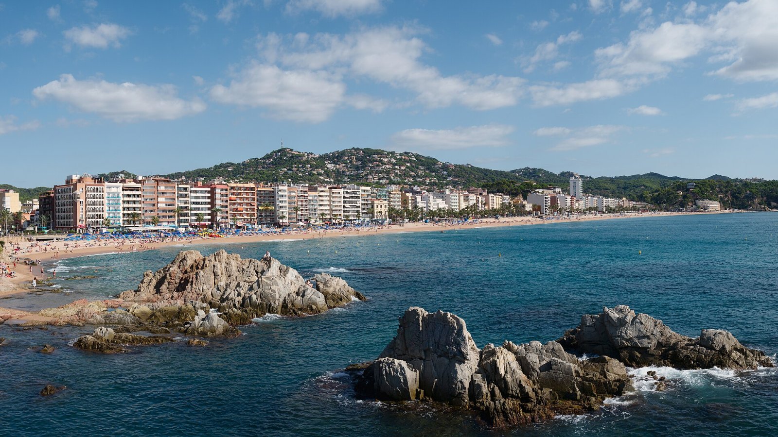 Panoramica de una playa costera principal en el mar.
