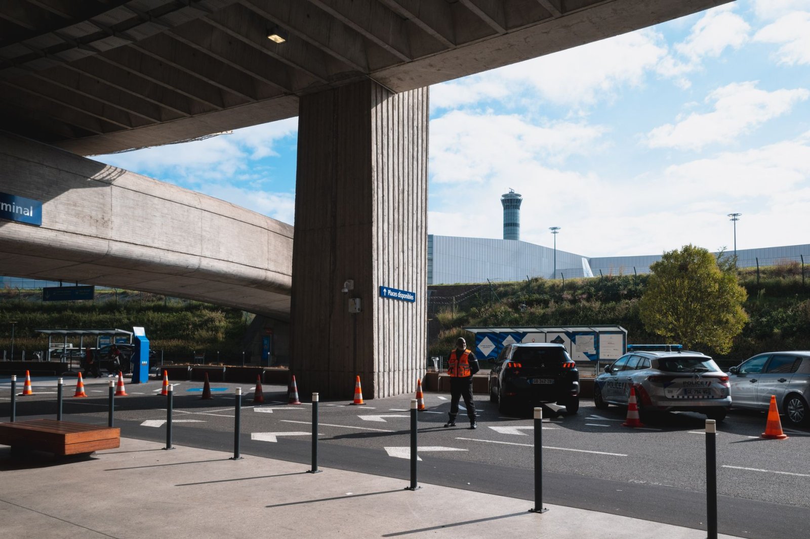 Entrada aeropuerto Figueres con vehículos y gente, reserva 2026.