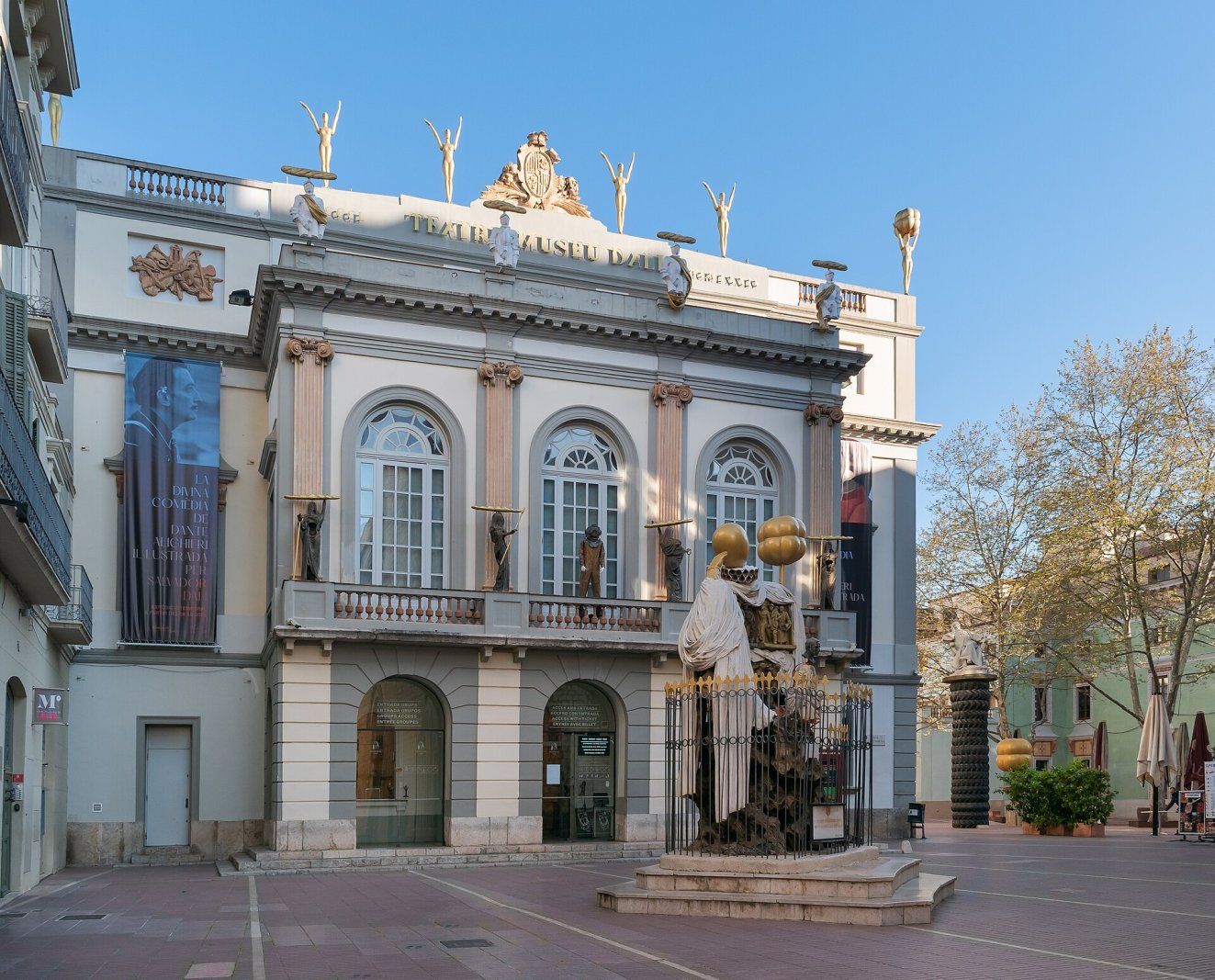 Teatro-Museo Dalí en Figueres, Cataluña, España: fachada icónica y surrealista.