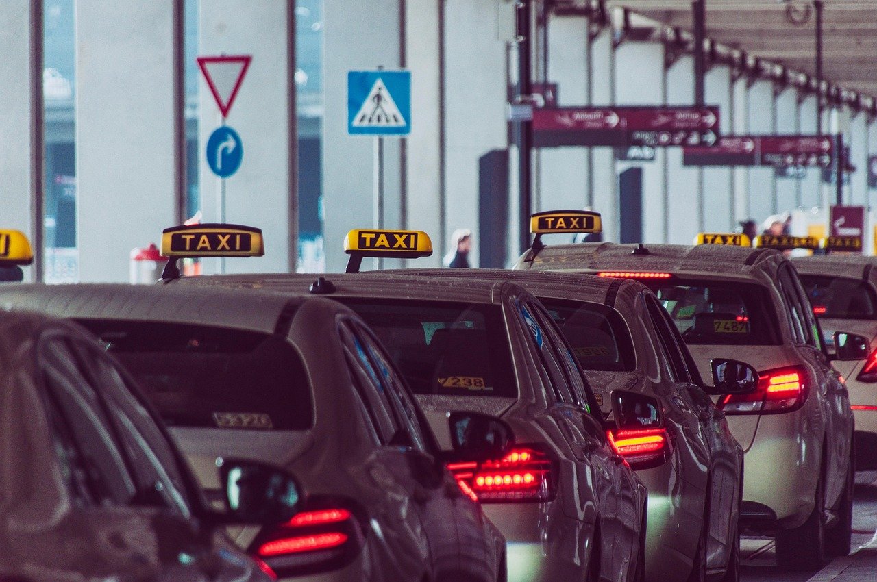 Taxis amarillos en la ciudad y aeropuerto, transporte urbano y vehículos.