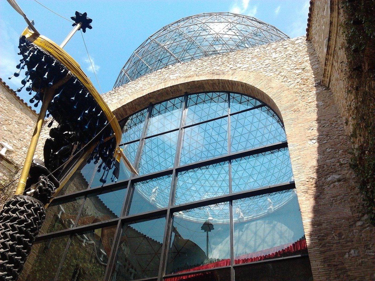 Domo del Teatro-Museo Dalí en Figueres, España, con vidriera de barco.