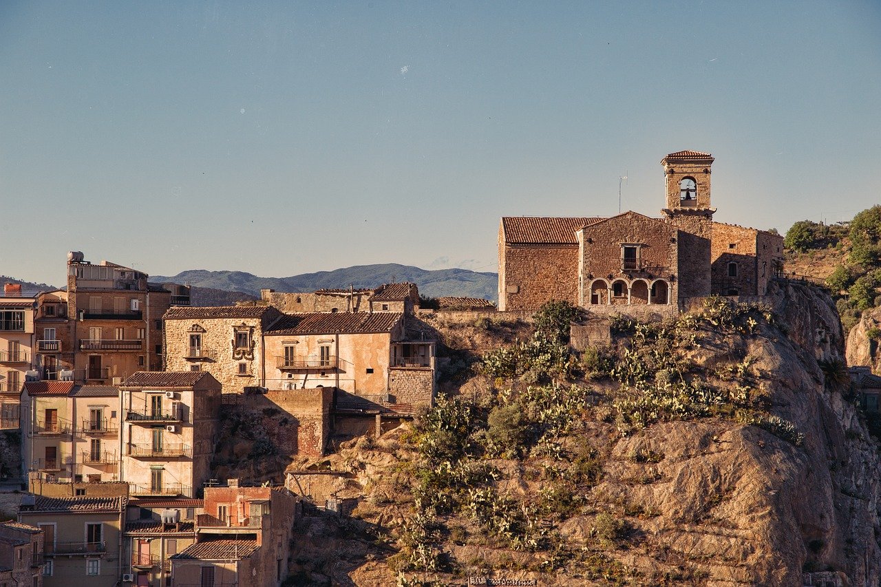 Casas tradicionales de un pueblo mediterráneo, reflejando la arquitectura rural y la historia de la vida en Saragossa.