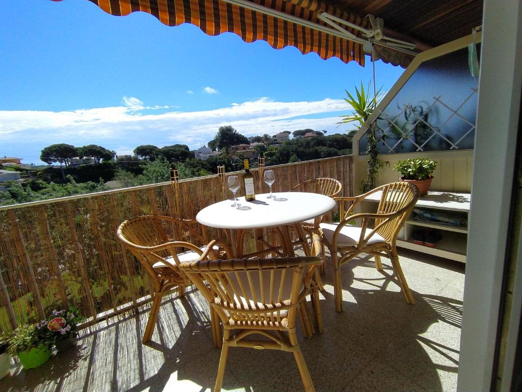 Remo Apartment - Terraza con vistas y copas de vino